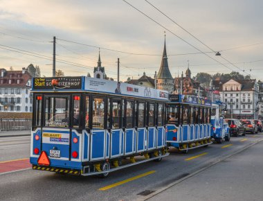 Lucerne, İsviçre - Ekim 23,2018. Şehir turu Servisi tren şehir çalışan. Popüler mavi tramvay turist bir gezi şehir turu.
