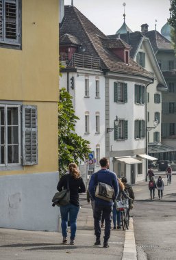 Lucerne, İsviçre - 23 Ekim 2018. Reuss nehir kıyısında (İsviçre Lucerne şehrin sokakta yürüyen insanlar).