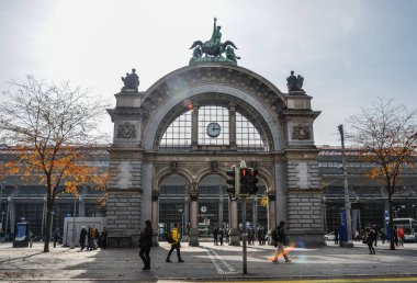Lucerne, İsviçre - 23 Ekim 2018. Ünlü Eski Tren İstasyonu kapıda Lucerne görünümünü. Lucerne Orta İsviçre en kalabalık yeridir.