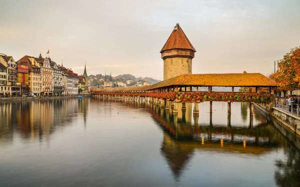 Lucerne Švýcarsko Října 2018 Západ Slunce Scenérie Mostu Kapellbrücke Lucernu — Stock fotografie