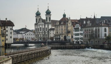 Lucerne, İsviçre - 23 Ekim 2018. Lucerne, İsviçre'nin tarihi şehir merkezi. Lucerne (Luzern) İsviçre Amerikanın küçük güzel bir şehir olduğunu.