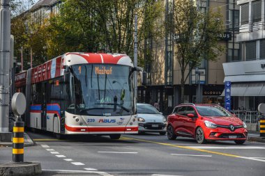 Lucerne, İsviçre - 23 Ekim 2018. Lucerne, İsviçre'nin sokak. Lucerne (Luzern) İsviçre Amerikanın küçük güzel bir şehir olduğunu.