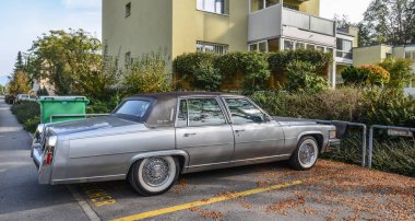 Lucerne, İsviçre - 23 Ekim 2018. Vintage lüks Fleetwood Cadillac Lucerne (Luzern), İsviçre kırsal otopark.