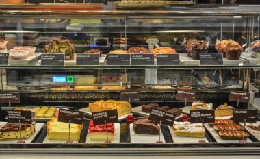 Lucerne, İsviçre - 23 Ekim 2018. Modern ekmek ile çeşitli Ekmek pasta ve çörekler Lucerne, İsviçre.