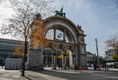 Lucerne, İsviçre - 23 Ekim 2018. Ünlü Eski Tren İstasyonu kapıda Lucerne görünümünü. Lucerne Orta İsviçre en kalabalık yeridir.