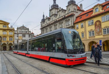 Prague, Çek Cumhuriyeti - 26 Ekim 2018. Prag eski şehir, Çekya Retro tramvay. Prag tramvay ağ dünyanın üçüncü büyük olduğunu.