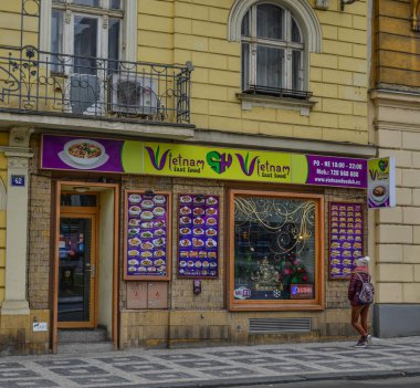 Prague, Çek Cumhuriyeti - 26 Ekim 2018. Prag, Çek Cumhuriyeti Vietnam restoranı cephe. Prag 14 büyük Avrupa ve Bohemya tarihsel sermaye kentidir.