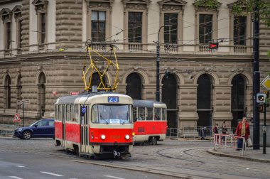 Prague, Çek Cumhuriyeti - 26 Ekim 2018. Prag eski şehir, Çekya Retro tramvay. Prag tramvay ağ dünyanın üçüncü büyük olduğunu.