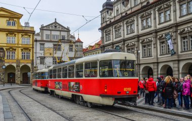 Prague, Çek Cumhuriyeti - 26 Ekim 2018. Prag eski şehir, Çekya Retro tramvay. Prag tramvay ağ dünyanın üçüncü büyük olduğunu.