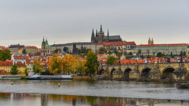 Prague, Çek Cumhuriyeti - 26 Ekim 2018. Charles Köprüsü ve Prag Kalesi'ne görünümüne. Prag 14 büyük Avrupa ve Bohemya tarihsel sermaye kentidir.