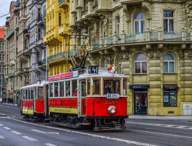 Prague, Çek Cumhuriyeti - 26 Ekim 2018. Prag eski şehir, Çekya Retro tramvay. Prag tramvay ağ dünyanın üçüncü büyük olduğunu.