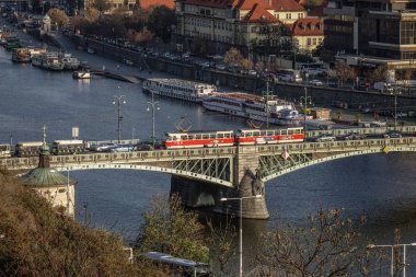 Prag, Çek - 26 Ekim 2018. Köprüler Prag güneşli Vltava Nehri üzerinde. Doğal görünümünden Letna Hill Prag, Çek Cumhuriyeti.