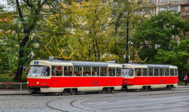 Prague, Çek Cumhuriyeti - 26 Ekim 2018. Prag eski şehir, Çekya Retro tramvay. Prag tramvay ağ dünyanın üçüncü büyük olduğunu.
