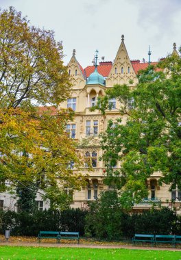 Prag, Çek Cumhuriyeti sonbahar park ile eski binalar. Prag 14 büyük Avrupa ve Bohemya tarihsel sermaye kentidir.