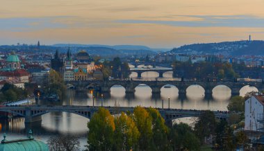 Köprüler Prag güneşli Vltava Nehri üzerinde. Doğal görünümünden Letna Hill Prag, Çek Cumhuriyeti.