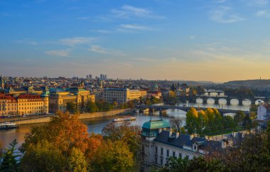 Köprüler Prag güneşli Vltava Nehri üzerinde. Doğal görünümünden Letna Hill Prag, Çek Cumhuriyeti.