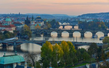 Köprüler Prag güneşli Vltava Nehri üzerinde. Doğal görünümünden Letna Hill Prag, Çek Cumhuriyeti.