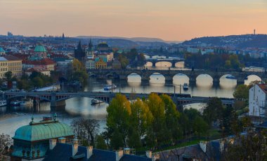 Köprüler Prag güneşli Vltava Nehri üzerinde. Doğal görünümünden Letna Hill Prag, Çek Cumhuriyeti.