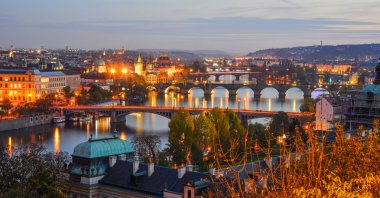 Prag (Praha), Çek Cumhuriyeti, gece Vltava Nehri üzerinde köprü görünümü.