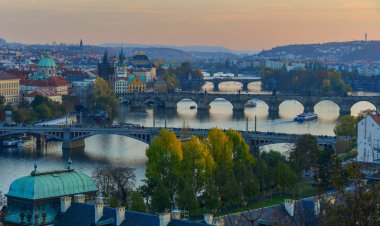 Köprüler Prag güneşli Vltava Nehri üzerinde. Doğal görünümünden Letna Hill Prag, Çek Cumhuriyeti.