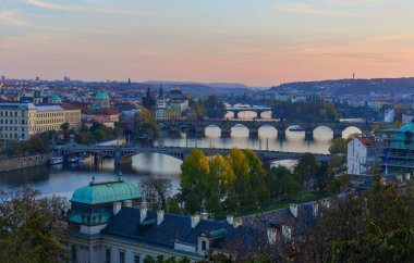 Köprüler Prag güneşli Vltava Nehri üzerinde. Doğal görünümünden Letna Hill Prag, Çek Cumhuriyeti.