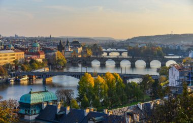 Köprüler Prag güneşli Vltava Nehri üzerinde. Doğal görünümünden Letna Hill Prag, Çek Cumhuriyeti.