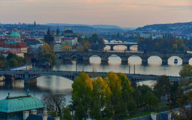 Köprüler Prag güneşli Vltava Nehri üzerinde. Doğal görünümünden Letna Hill Prag, Çek Cumhuriyeti.
