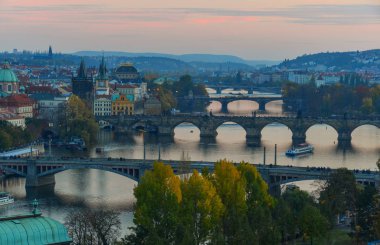 Köprüler Prag güneşli Vltava Nehri üzerinde. Doğal görünümünden Letna Hill Prag, Çek Cumhuriyeti.