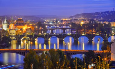 Prag (Praha), Çek Cumhuriyeti, gece Vltava Nehri üzerinde köprü görünümü.