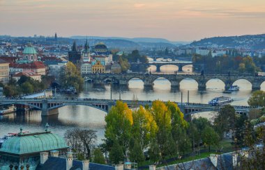 Köprüler Prag güneşli Vltava Nehri üzerinde. Doğal görünümünden Letna Hill Prag, Çek Cumhuriyeti.