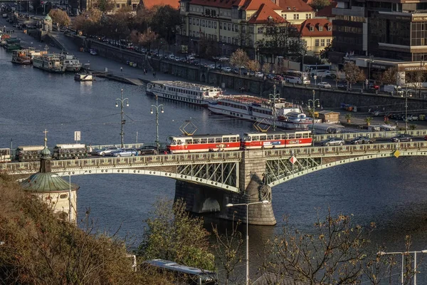捷克布拉格 2018年10月26日 阳光明媚的日子 布拉格的桥梁在伏尔塔瓦河上 从捷克布拉格的莱特纳山的风景 — 图库照片