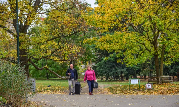 Prague Tchéquie Octobre 2018 Les Gens Marchent Parc Automne Prague — Photo