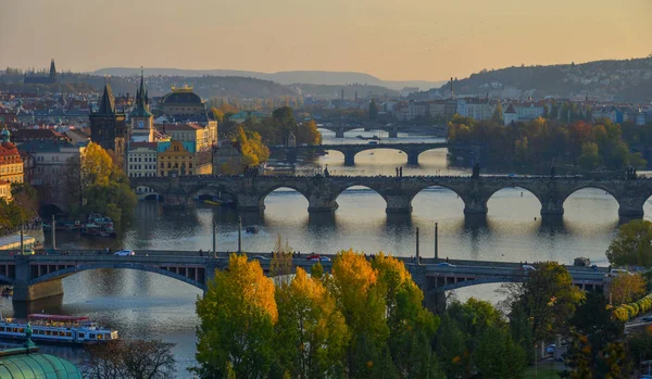 Мосты Праги Через Реку Влтаву Солнечный День Вид Холма Летна — стоковое фото
