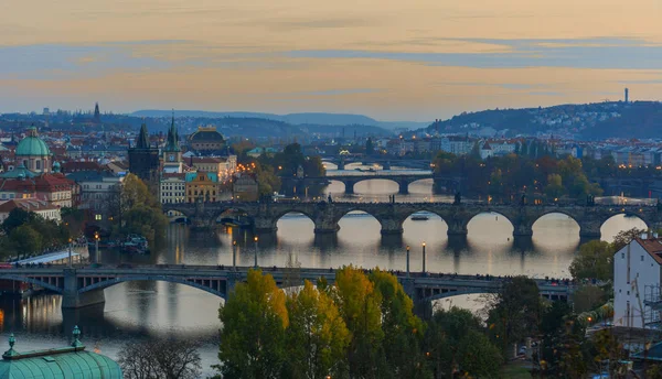 Köprüler Prag güneşli Vltava Nehri üzerinde. Doğal görünümünden Letna Hill Prag, Çek Cumhuriyeti.