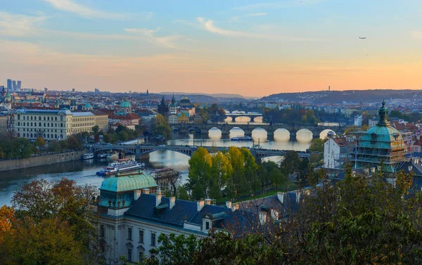 Mosty Pragi Nad Rzeką Wełtawą Słoneczny Dzień Piękny Widok Wzgórzu — Zdjęcie stockowe