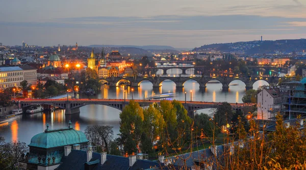 Köprüler Prag güneşli Vltava Nehri üzerinde. Doğal görünümünden Letna Hill Prag, Çek Cumhuriyeti.