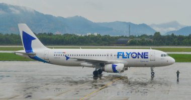Da Nang, Vietnam - 22 Ocak 2019. Flyone Da Nang Uluslararası Havaalanı (Baba piste Taksilemek, bir Airbus A320 uçağı).