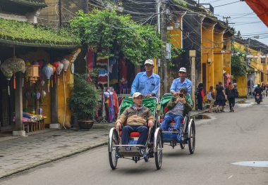 Hoi An, Vietnam - Jan 20, 2019. An, Vietnam turist Hoi eski şehrin ana cadde üzerinde taşıyan Cyclo (geleneksel çekçek).