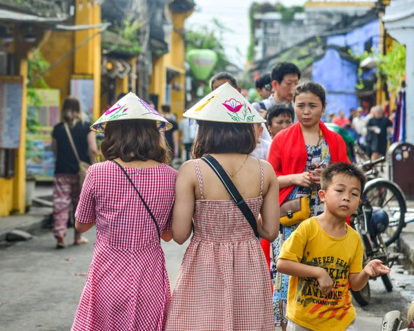 Hoi Vietnã Janeiro 2019 Turistas Andando Rua Com Casas Antigas — Fotografia de Stock