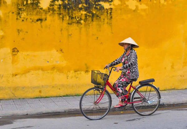 Hoi Vietnam Enero 2019 Una Anciana Bicicleta Por Calle Hoi — Foto de Stock