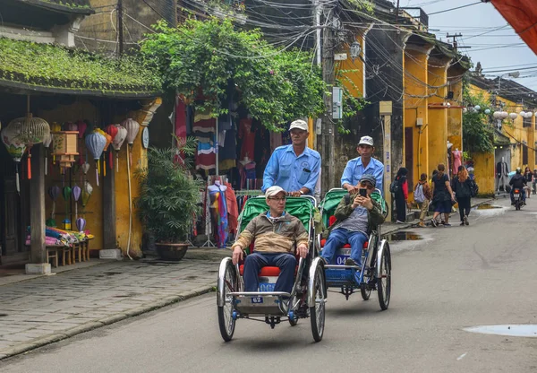 Hoi Vietnam Enero 2019 Cyclo Rickshaw Tradicional Llevando Turistas Calle —  Fotos de Stock