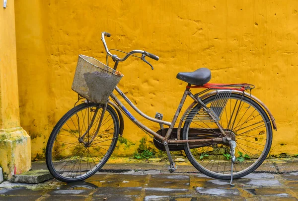 2019年1月20日 越南会安古镇骑自行车 会安自1999年以来一直被称为联合国教科文组织世界遗产 — 图库照片