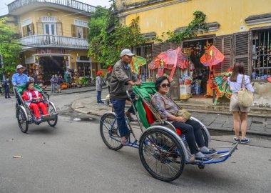 Hoi An, Vietnam - Jan 20, 2019. An, Vietnam turist Hoi eski şehrin ana cadde üzerinde taşıyan Cyclo (geleneksel çekçek).