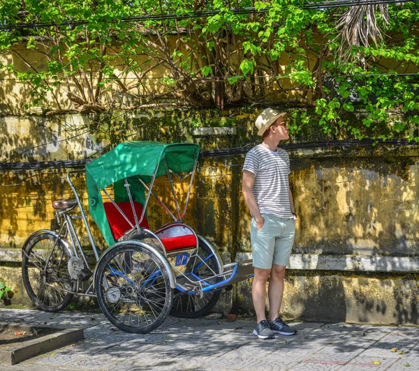 Eski Kasaba Hoi Vietnam Döngüsü Duran Genç Bir Adam — Stok fotoğraf