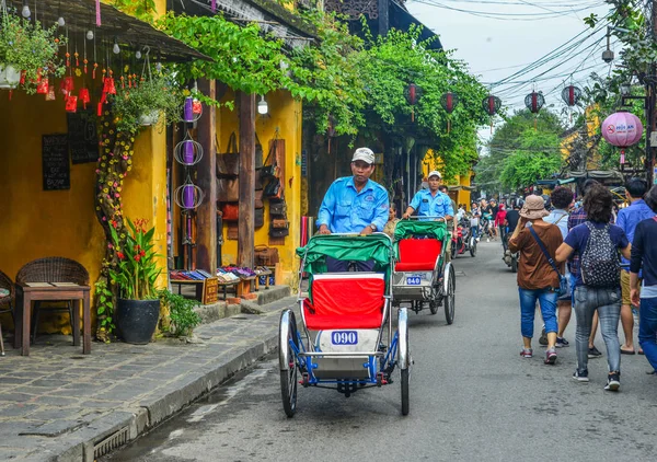 Hoi Vietnam Enero 2019 Cyclo Rickshaw Tradicional Llevando Turistas Calle —  Fotos de Stock
