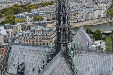 Notre-Dame de Paris çatı detaylarını. Katedral 1160 başladı ve büyük ölçüde 1260 tarafından tamamlandı.