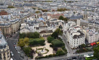 Paris, Fransa - 2 Ekim 2018. Onun tipik binalar ile havadan görünümü Paris. Paris sanat, moda, gastronomi ve kültür küresel bir merkezidir.
