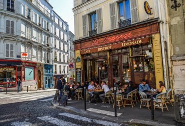 Paris, Fransa - 2 Ekim 2018. Zevk Parisians kafeterya kaldırım gün içecekler yaz. Paris dünyanın ikinci en pahalı şehrinde yapıldı..