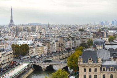 Paris, Fransa - 2 Ekim 2018. Onun tipik binalar ile havadan görünümü Paris. Paris sanat, moda, gastronomi ve kültür küresel bir merkezidir.