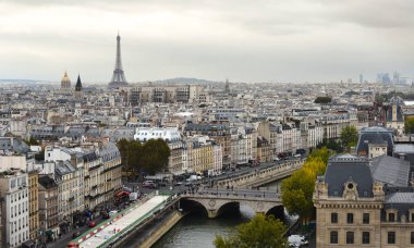 Paris, Fransa - 2 Ekim 2018. Onun tipik binalar ile havadan görünümü Paris. Paris sanat, moda, gastronomi ve kültür küresel bir merkezidir.